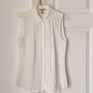 Sleeveless collared blouse
